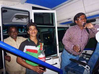 Busfahrer - Gehilfe - Reiseleiter